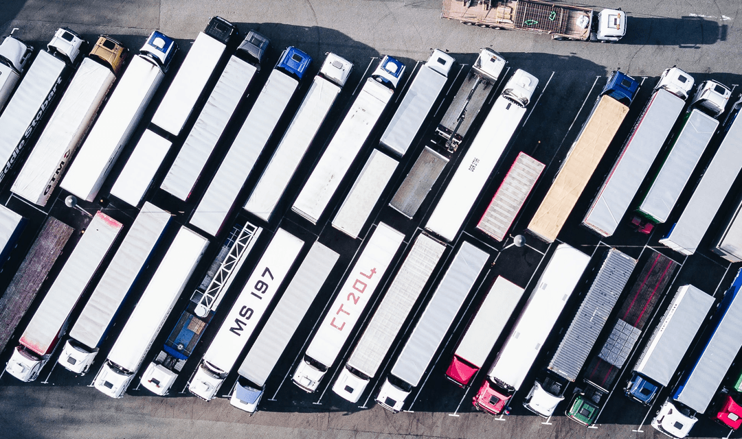 Photo aérienne de semi-remorques en stationnement